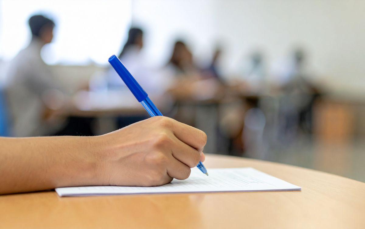 Studente che compila il test di ammissione ITS durante una prova scritta in aula con altri candidati Studente che compila il test di ammissione ITS durante una prova scritta in aula con altri candidati